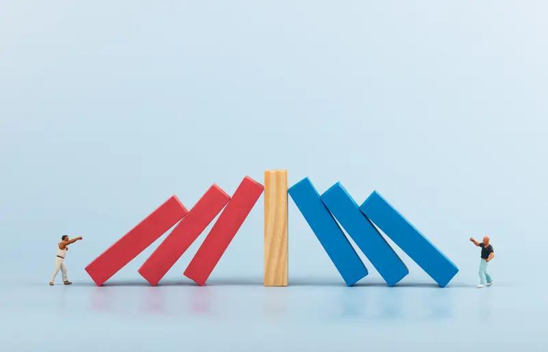 从这个视频里就可以看出，并体会到了我们常说的一种“多米诺骨牌”效应的场景显现！当