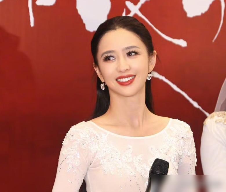 “多干活，伺候好婆家。”八年前，佟丽娅父亲在节目里这样说。
在父亲的传统观念里