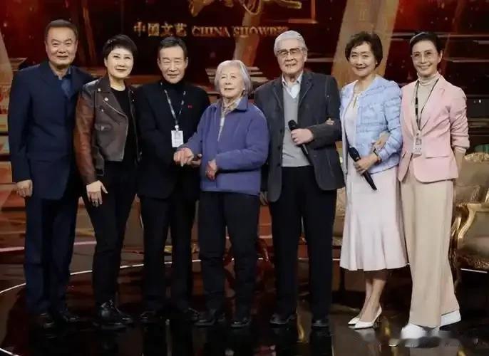 肖驰，《渴望》王沪生剧中的母亲，蓝天野剧中的夫人。
在 76 版的《年青的一代》