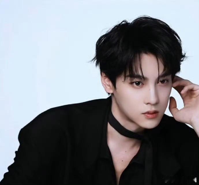 田栩宁喜提《芭莎男士》邀约，商务与杂志资源接连不断，每一步都走得扎实又亮眼，见证