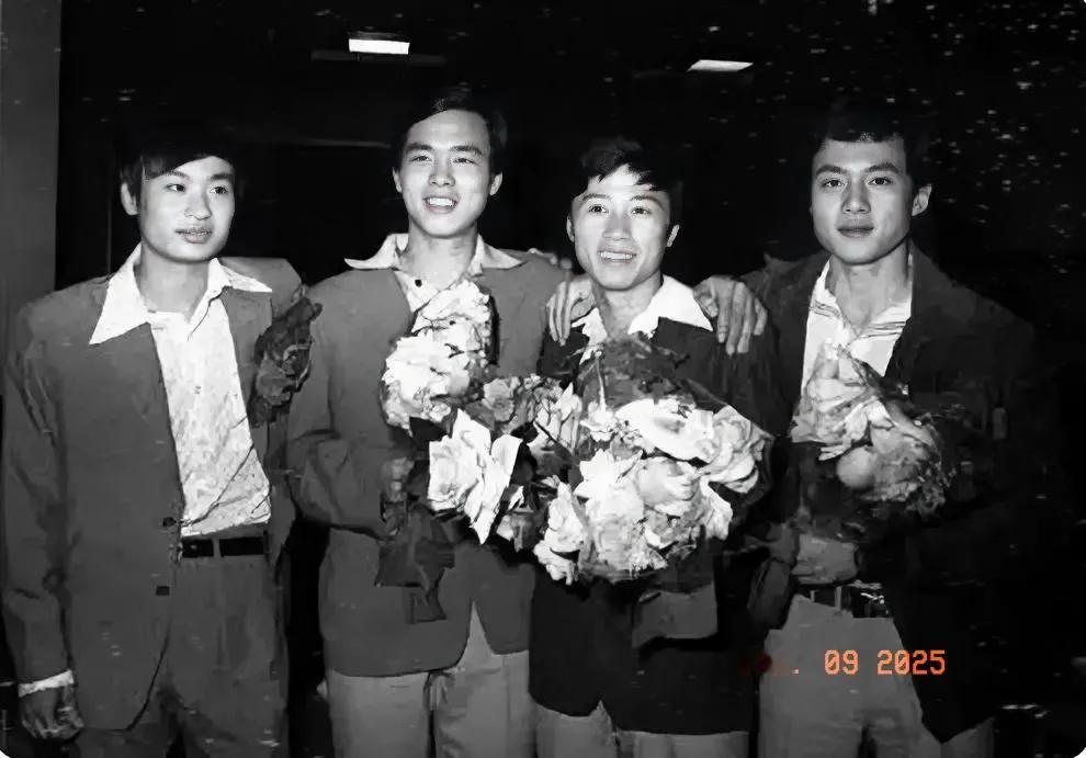 上世纪80年代初
我国四位男子乒乓球著名选手，谢赛克、蔡振华、郭跃华，第4位请大