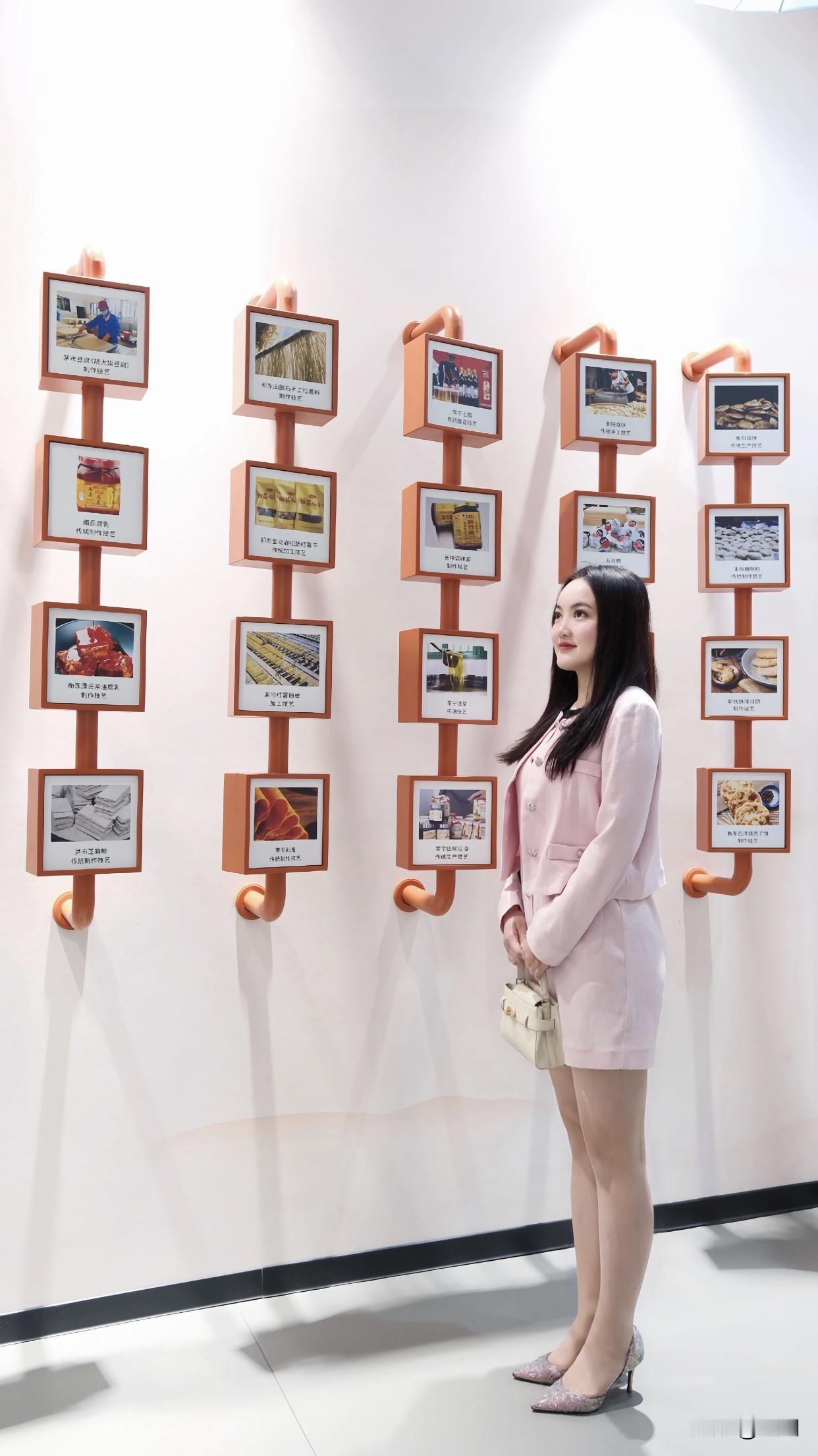 在穿着方面，她们很有品味。不会盲目追求潮流，而是选择适合自己风格和场合的衣服，简