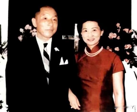 新婚燕尔的张学良和赵四小姐，这张照片摄于1964年的台北，彼时张学良63岁，赵四