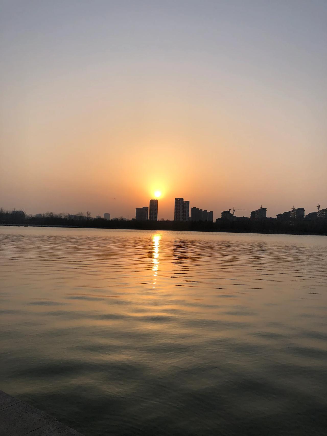 曾经以为，人生的胜负关键在于上半场，总觉得下半场不过是千篇一律的重复。殊不知，多