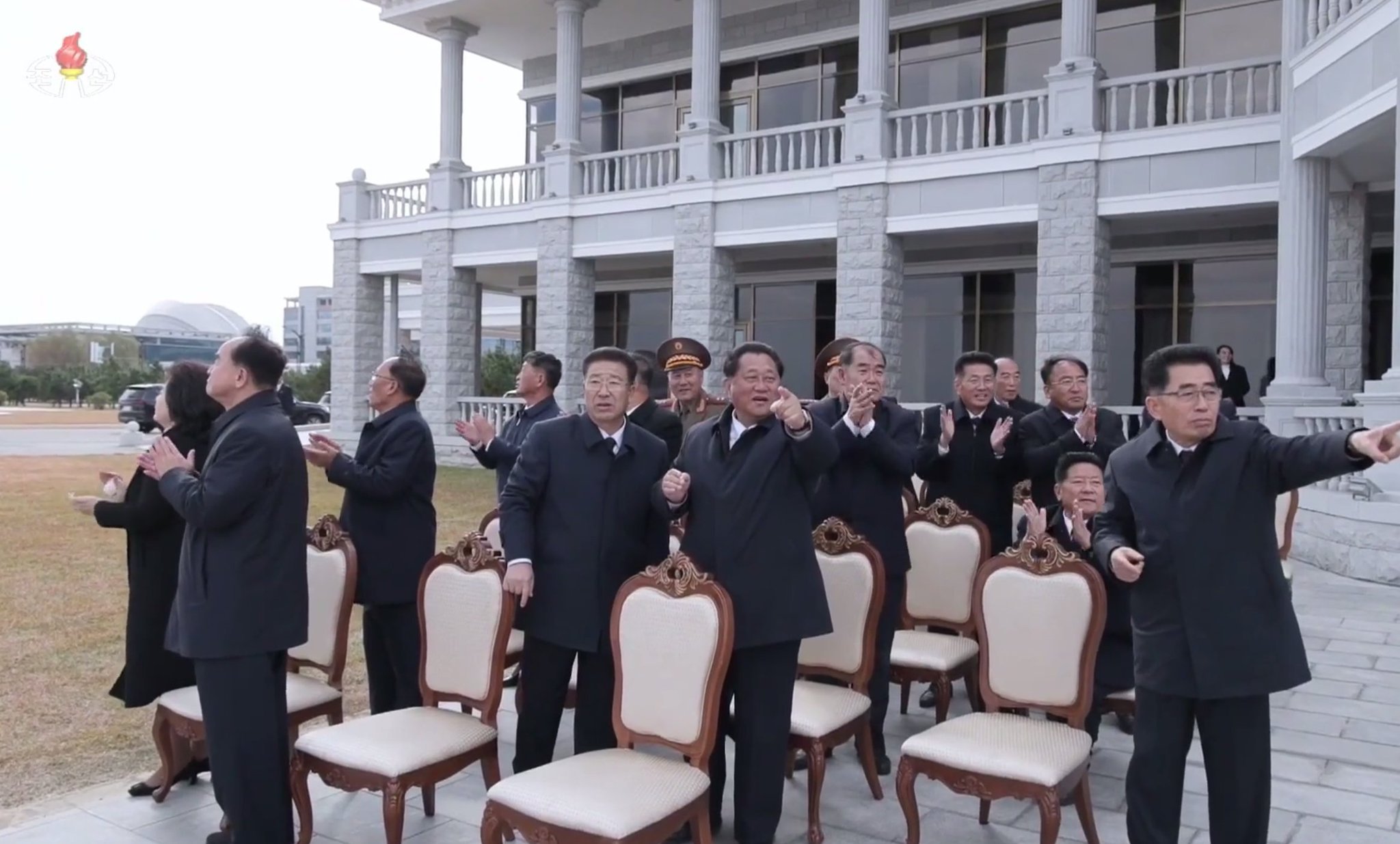 朝鲜官员这服装好眼熟[允悲][允悲][允悲] ​​​