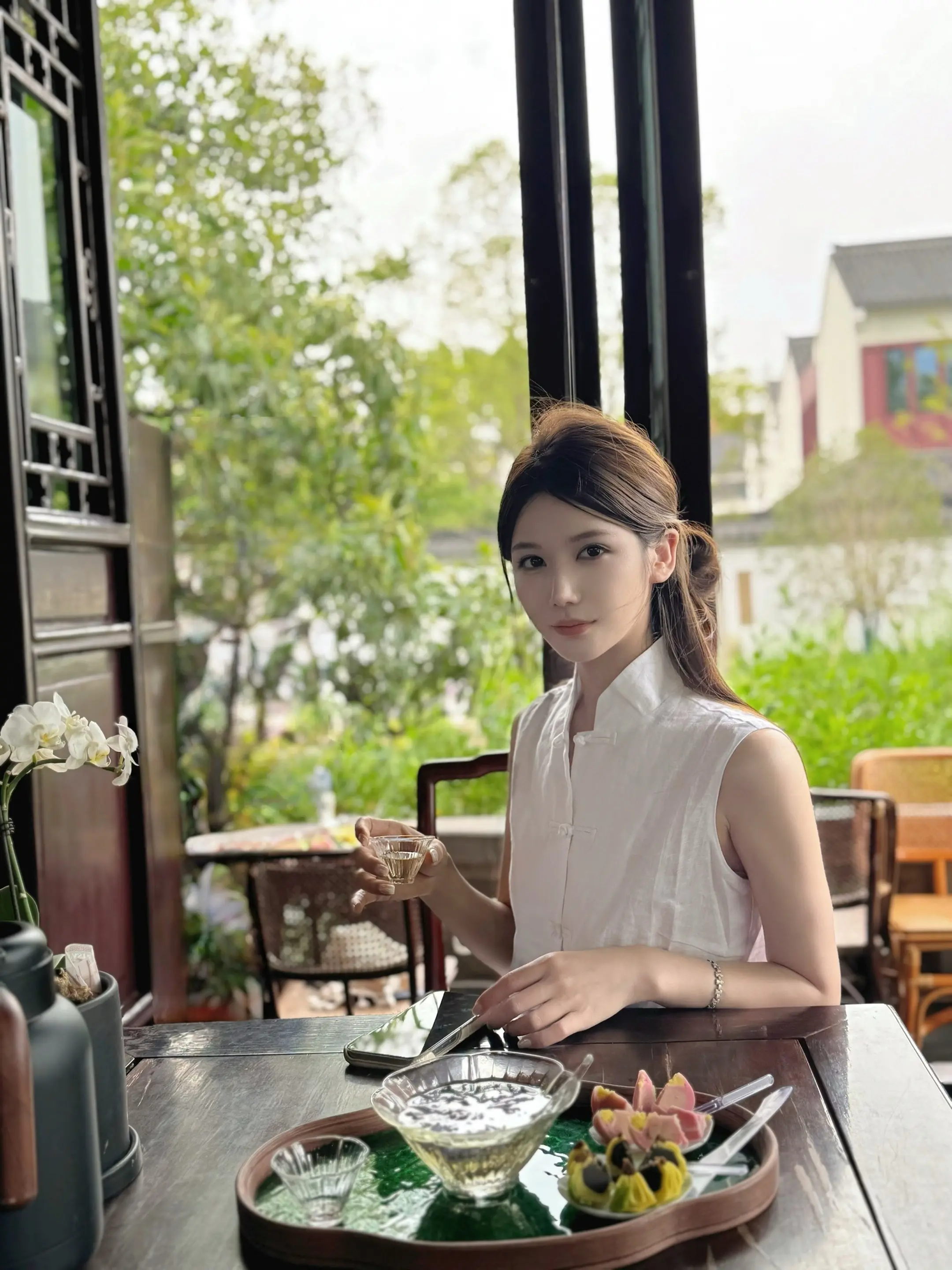 她那时候还太年轻 不知道命运馈赠的礼物 早在暗中标好了价格