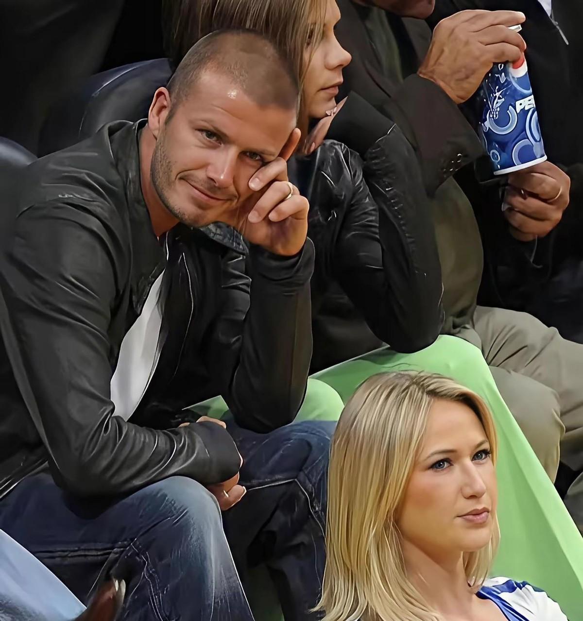 贝克汉姆一家走红毯，镜头扫到维多利亚盯了丈夫一眼，大卫立刻低头、眼神飘走，像做错