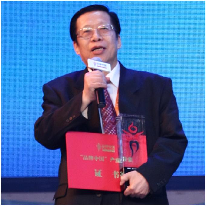 1993年中央电视台经历大变革，时任中央电视台台长的杨伟光决定打破常规，在《新闻