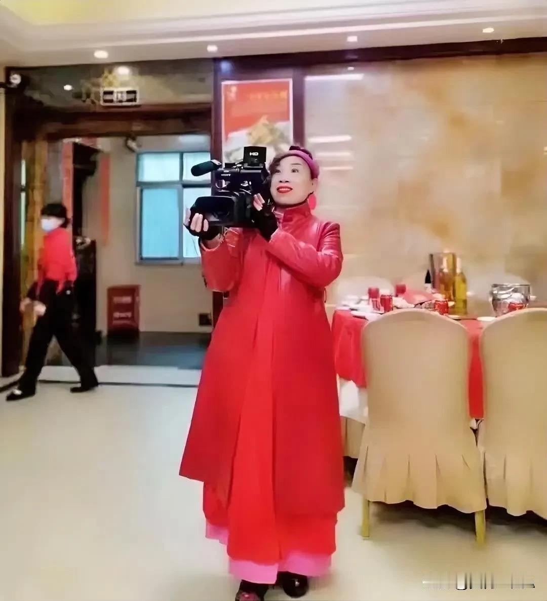 羊毛永远出在羊身上。
如今衡阳市新冒出你方唱罢我来上的所谓低价店，大有众口铄金围
