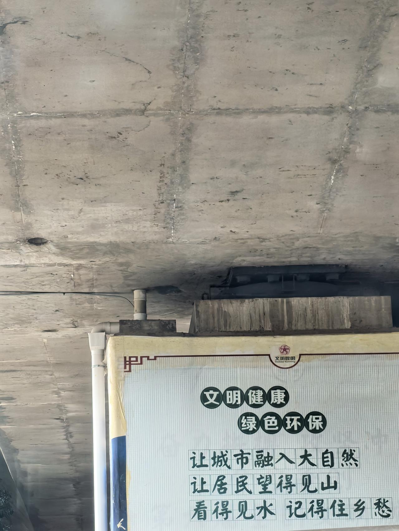 这个桥墩怎么只有这么点大的一个铁板垫着啊！怎么不把桥墩与桥面接在一起呢？