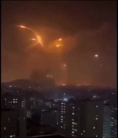 突发消息：以色列呼吁联合国安理会召开紧急会议，指责伊朗部署被禁的集束炸弹。

昨