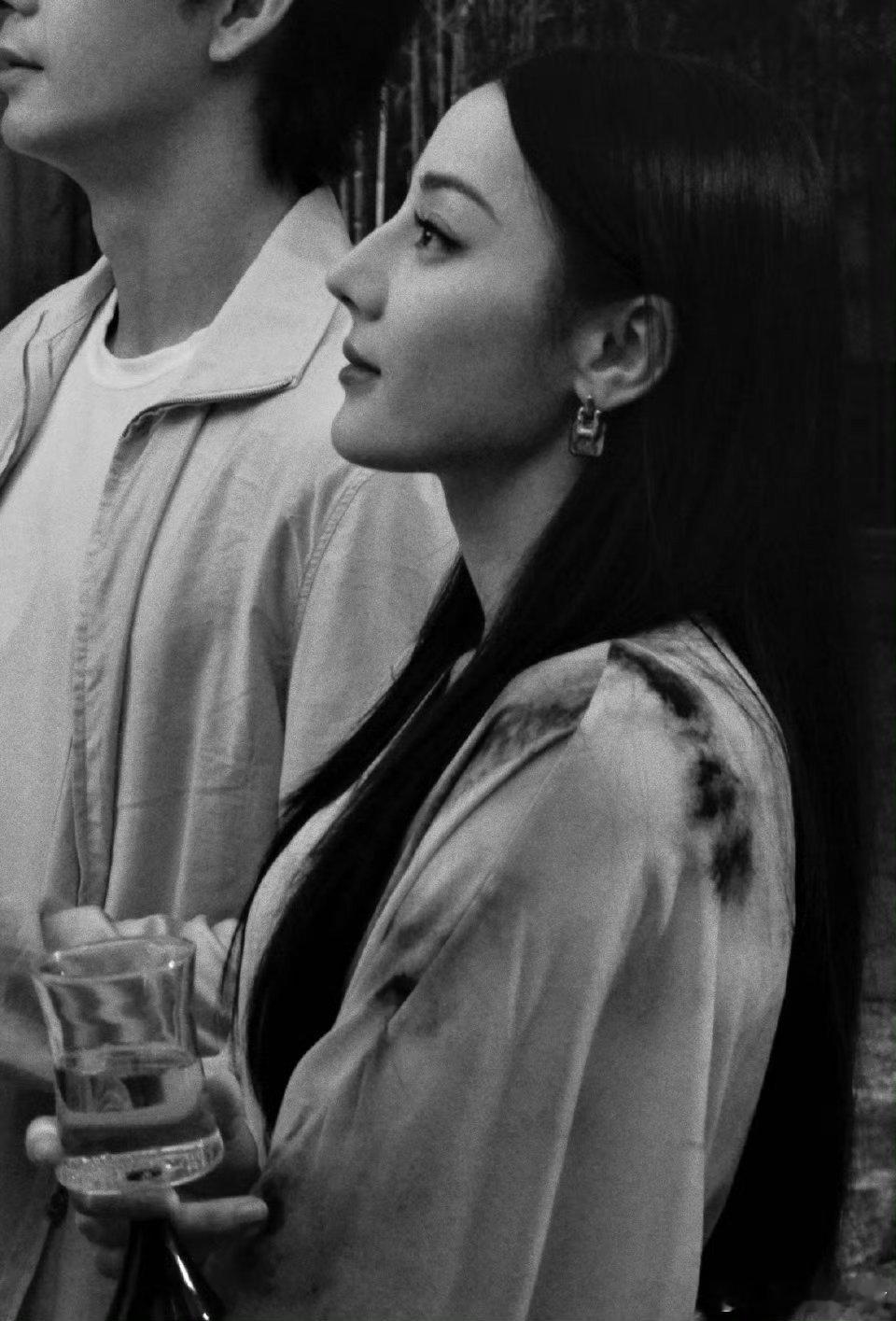 #枭起青壤首发剧照# 迪丽热巴与陈星旭的眼神戏太绝了！在《枭起青壤》首发剧照中，