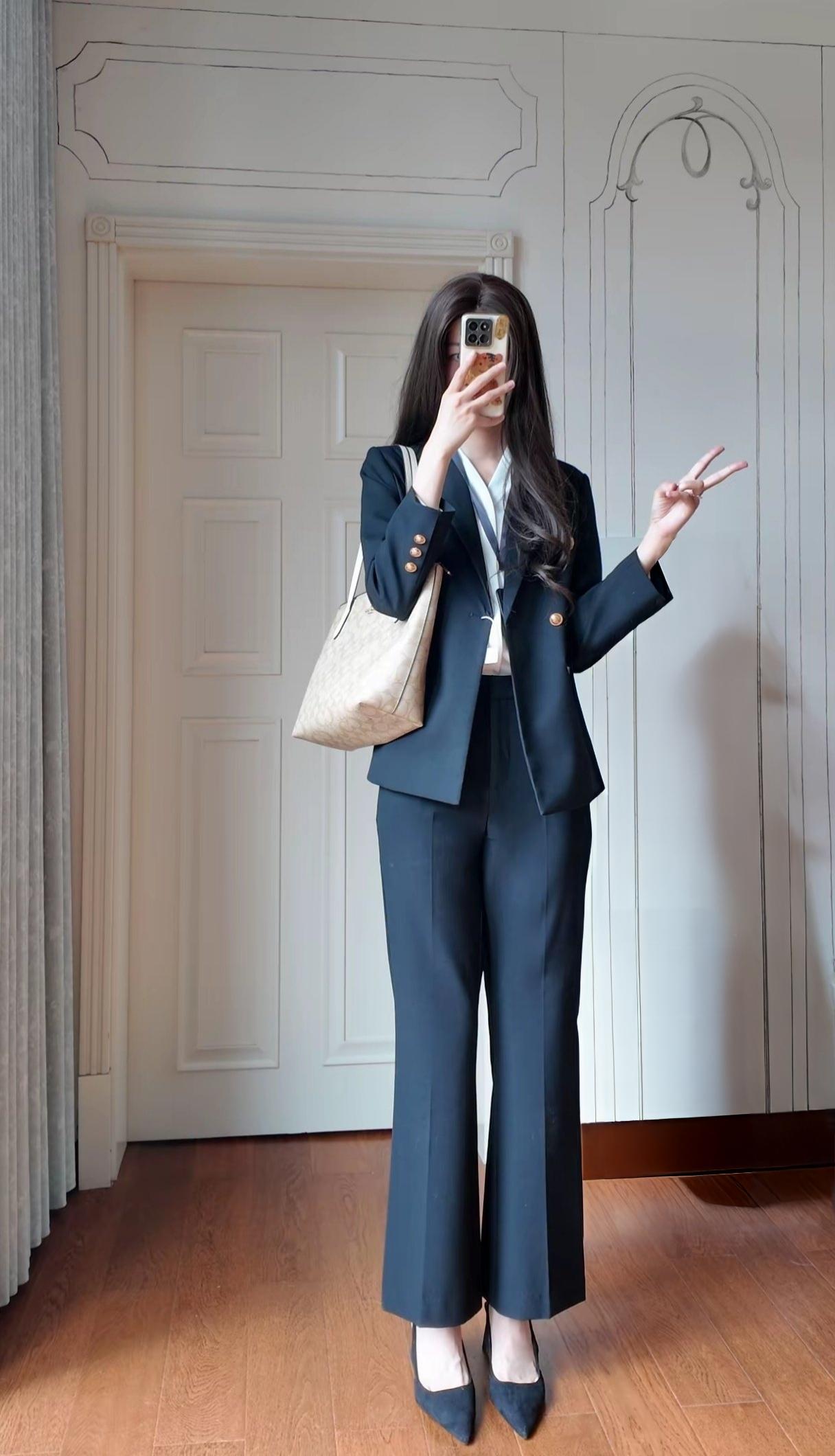 穿成这样上班合适吗？为什么老是有同事在说穿的不得体？感觉这样穿着没问题啊职场女性