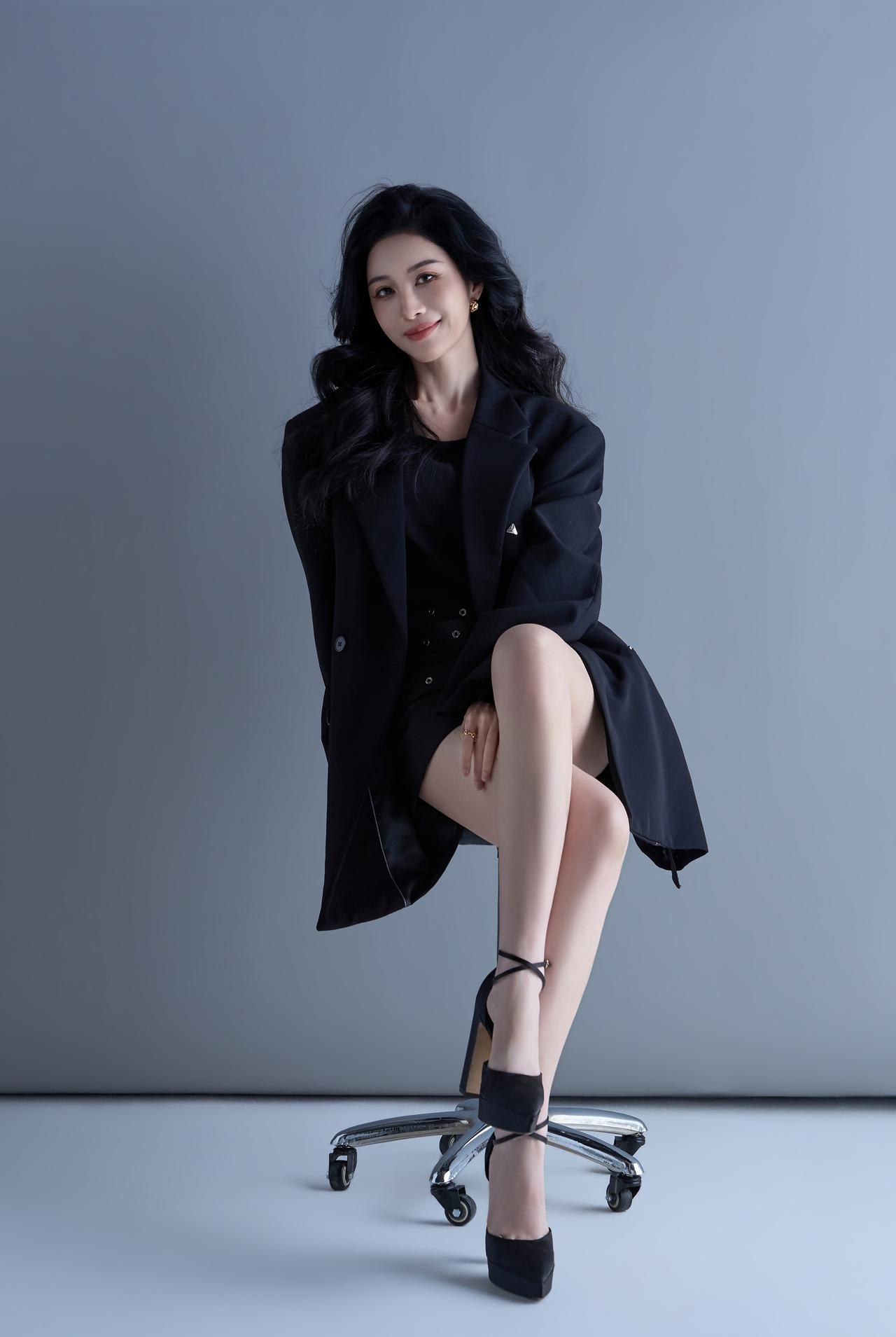 整体造型完美契合“双子”的双重特质，既有风的灵动飘逸，又不失生长的坚韧力量，将“