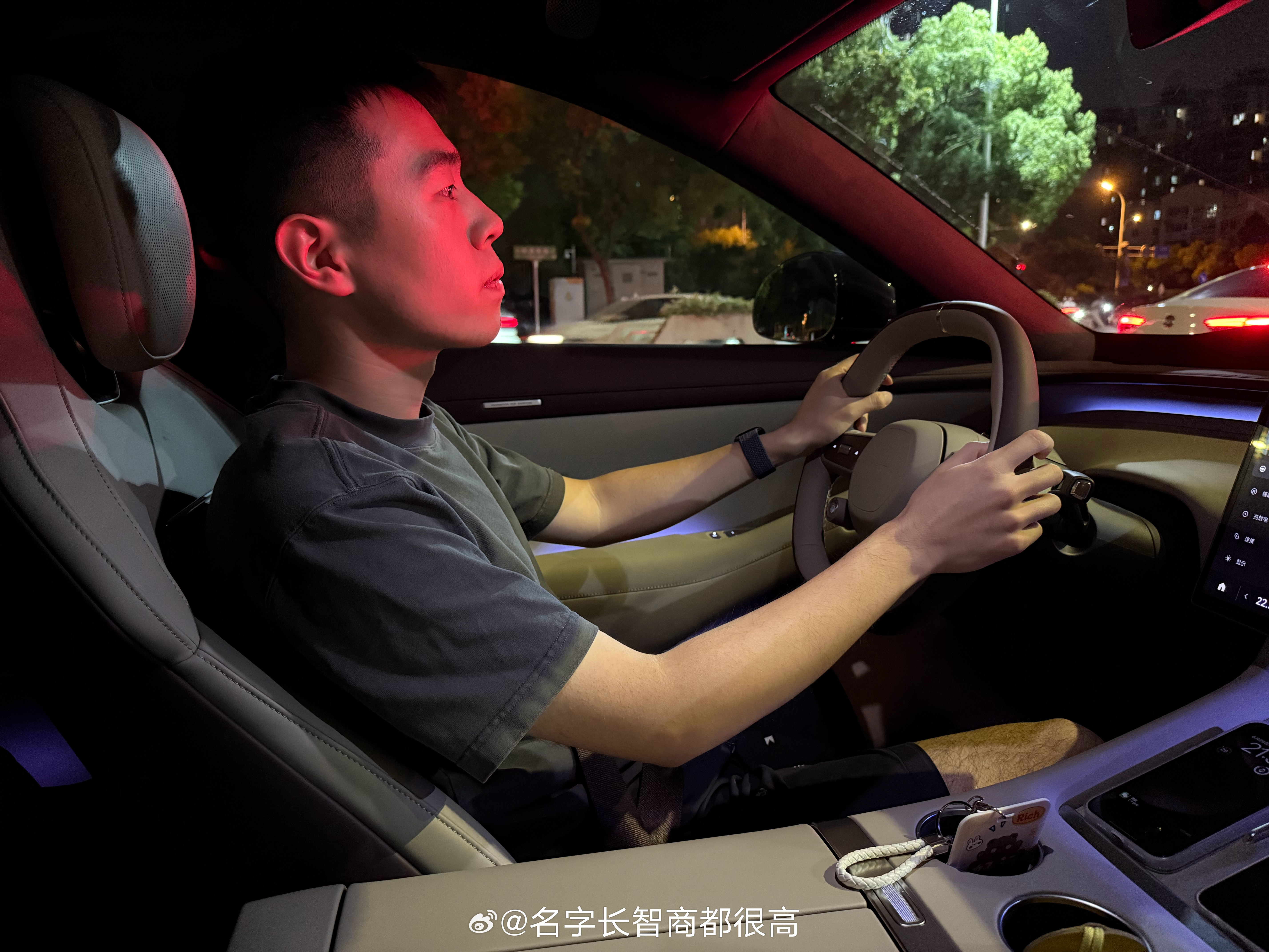 又试了一下小米YU7，感觉动态不如理想i8呢，尤其是驾驶层面，比起来反而是三排座