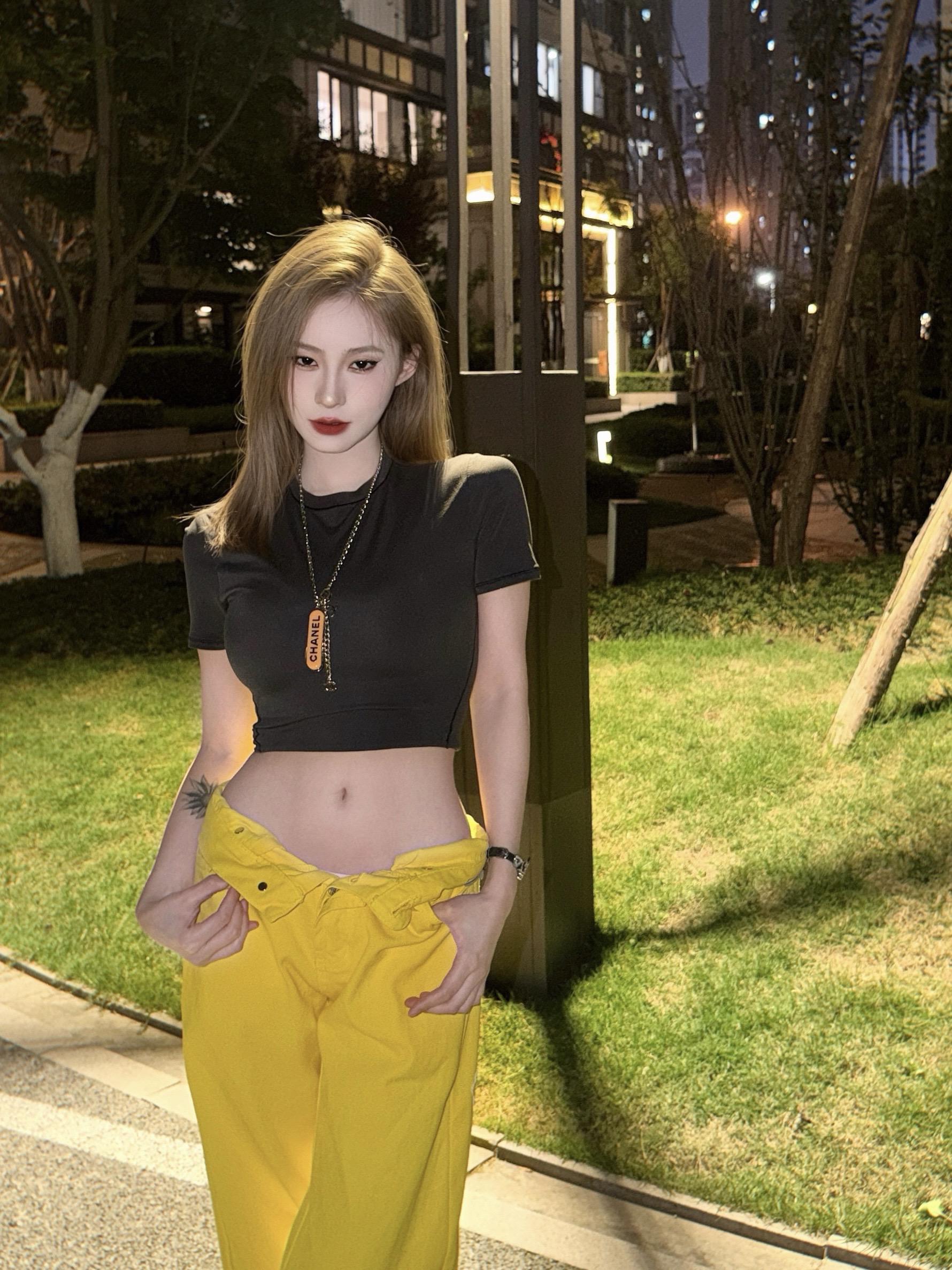 好吧 我给自己立的人设是高冷御姐。其实我是个粘人的小女孩