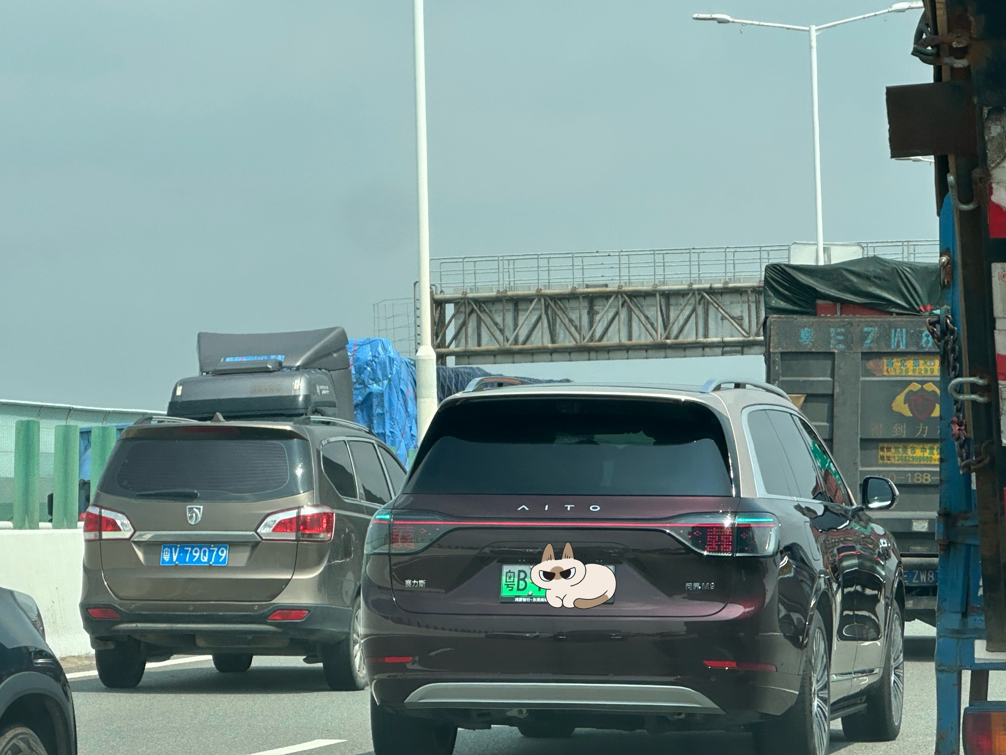 不知道大家有没有发现，路上亮着小蓝灯最多的，就是鸿蒙智行，据我每天通勤观察，真的