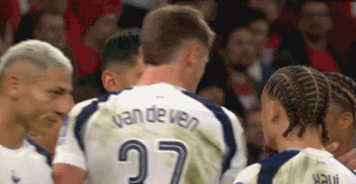 热刺取得领先，孙兴慜坐在看台为进球喝彩欧冠联赛