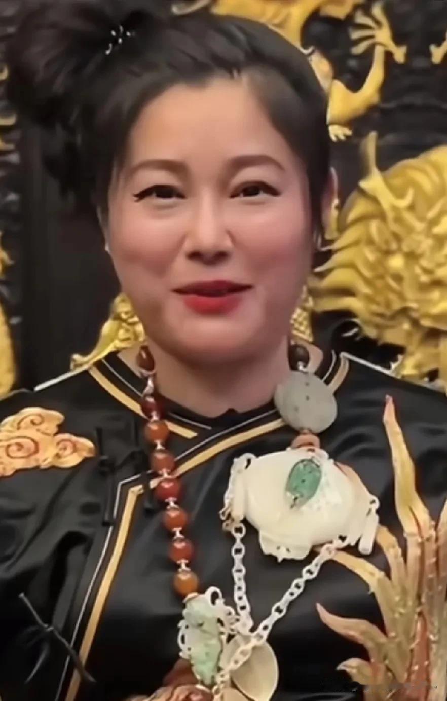 44岁的于娜近期露面时坦言要努力减肥，还被网友打趣像“胖婶”。尽管身材发胖得很明