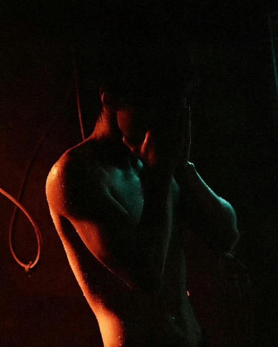 何与 ❤️🔥❤️🔥❤️🔥 何与 背肌腰窝线条