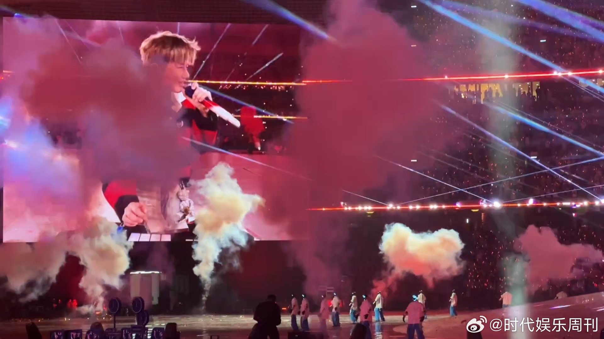 张杰鸟巢演唱会惊现机器人方阵，整齐划一跳机械舞，配合裸眼3D屏，科技感直接拉满！