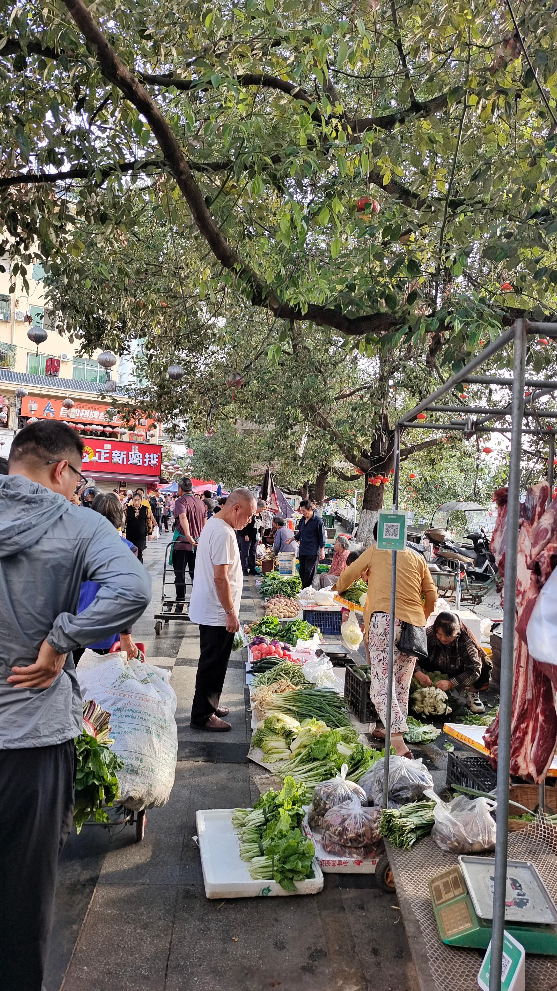 什么是人生的最顶级享受?周五晚上买张高铁票，随便挑个不远不近的小城落脚。晚上钻进