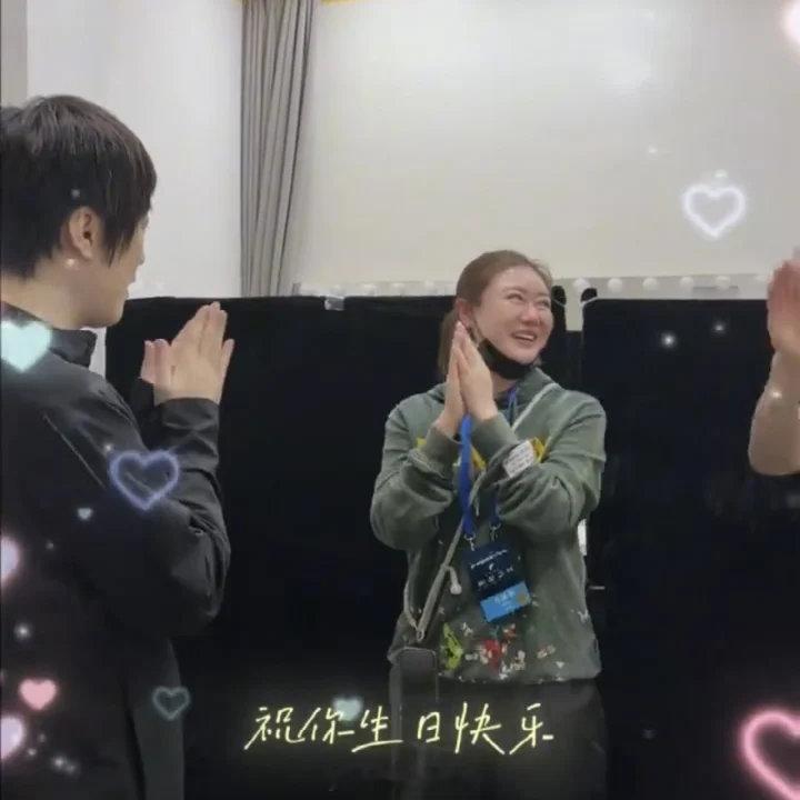 阿信吴建豪给化妆师过生日阿信吴建豪给化妆师过生日🈶！阿信吴建豪为化妆师庆生有暖