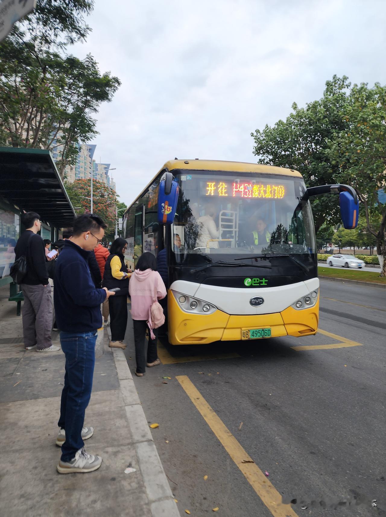 你们的城市有没有像深圳这种“牛马”专线？这是深圳东部公交运营多年的E巴士，实行预