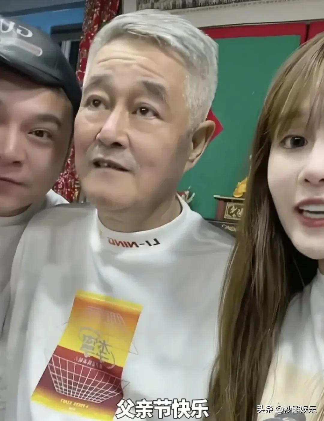 69岁赵本山父亲节罕见露面！头发胡子全白大肚腩抢镜，女儿球球献吻田娃乖巧站角落