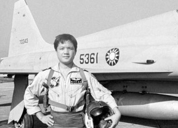 1981年，台湾飞行员黄植诚驾驶着最先进的飞机向大陆投诚，却被后座飞行员察觉
黄