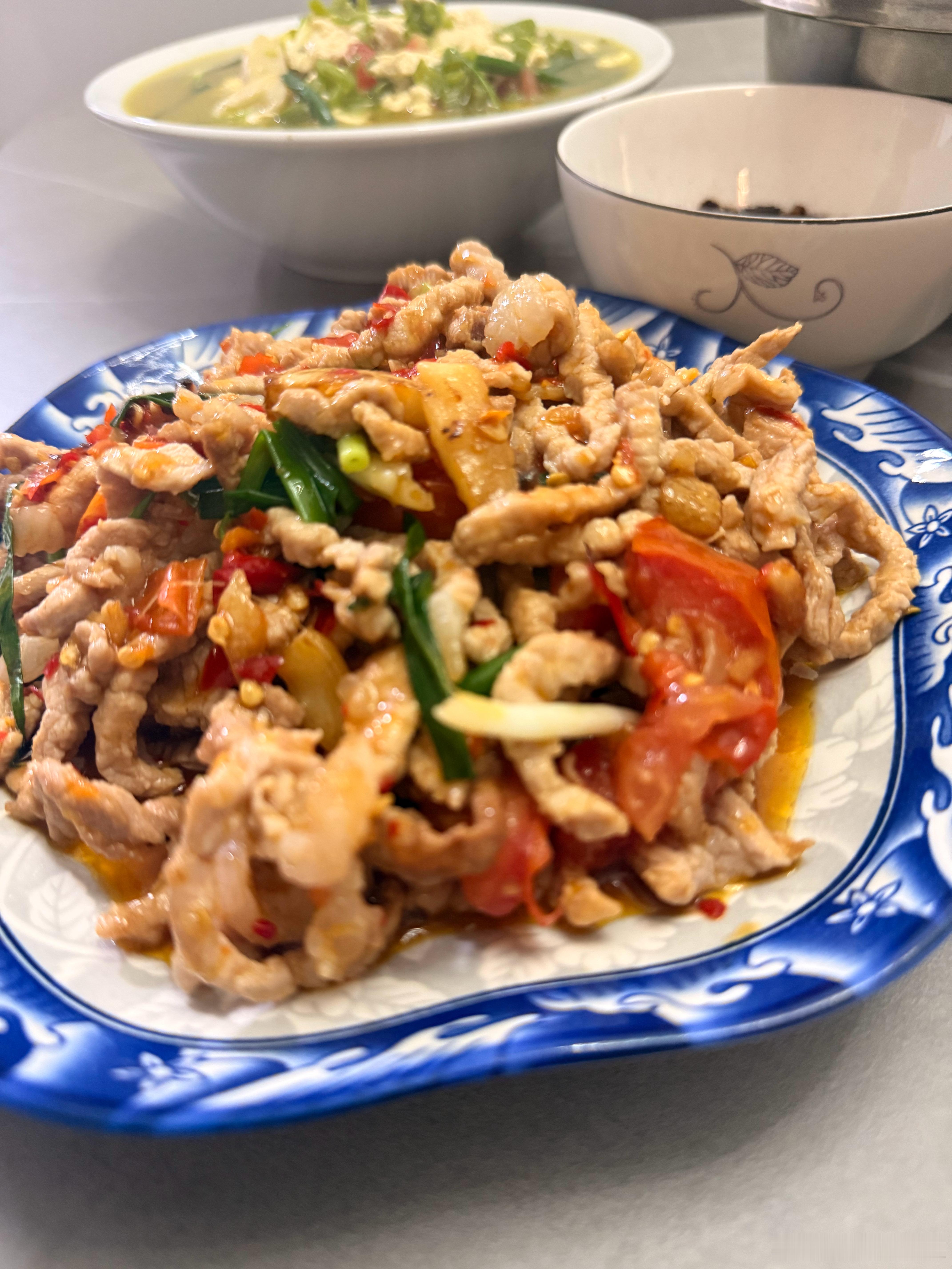 简简单单食材成本32元省汤，凉拌西红柿烧椒，烩豆花，糟辣肉丝三人管饱家常菜不可辜