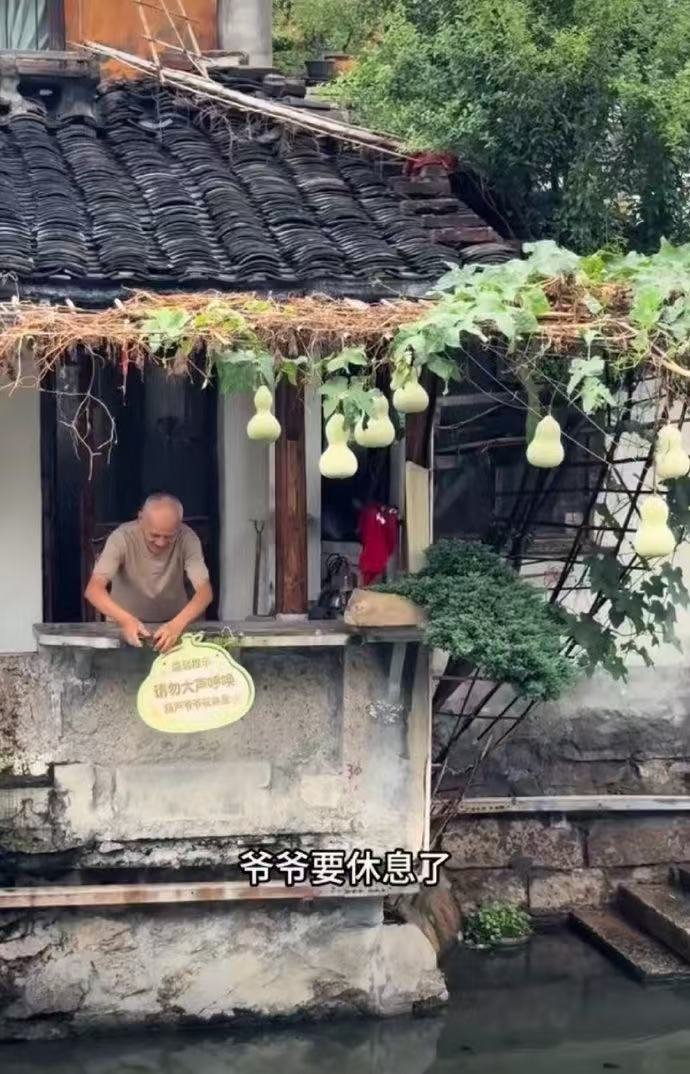 现实版的葫芦娃爷爷 老伴沈奶奶说“我们是失独家庭平常很少出门，热情的网友把我们的