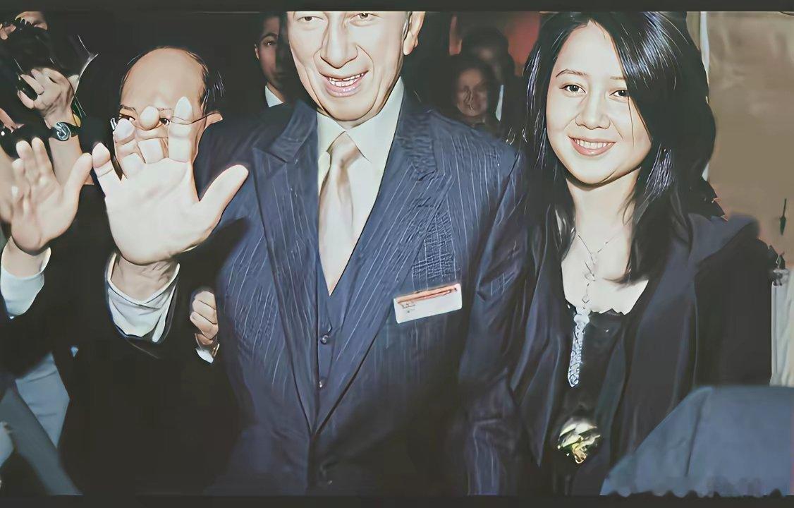 天啊！何猷君的妈妈年轻时候居然这么美，绝代芳华啊。 
