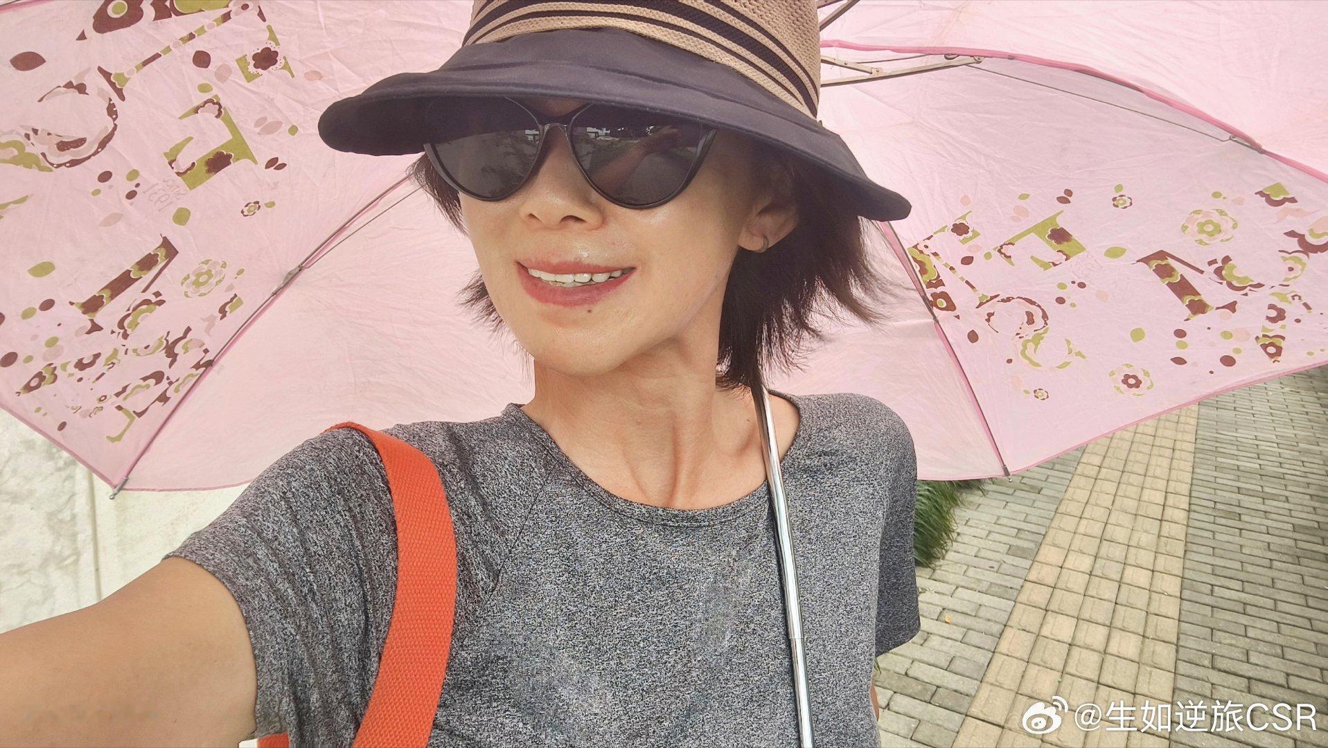 上海這天氣，一會兒太陽一會兒雨，出門就是太陽帽👒太陽鏡🕶️雨傘☔全備上，不斷