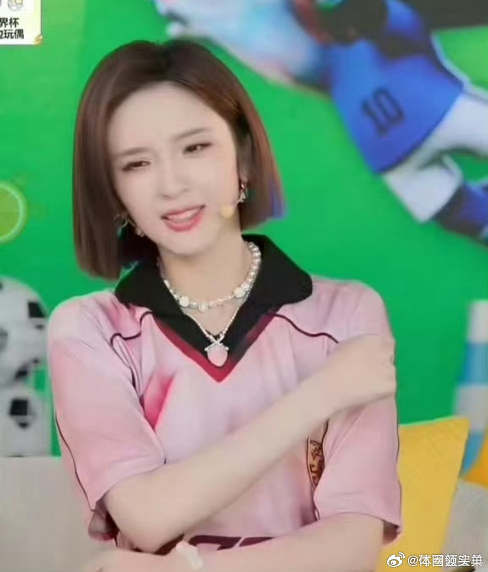 唐艺昕解说团出道唐艺昕姐说球粉色娇嫩正适合唐艺昕 粉色风格适配满分，赛场解说认真