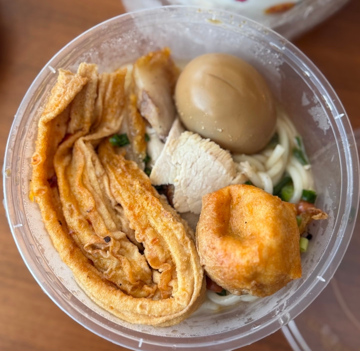张含韵在桂林，吃了很多美食 