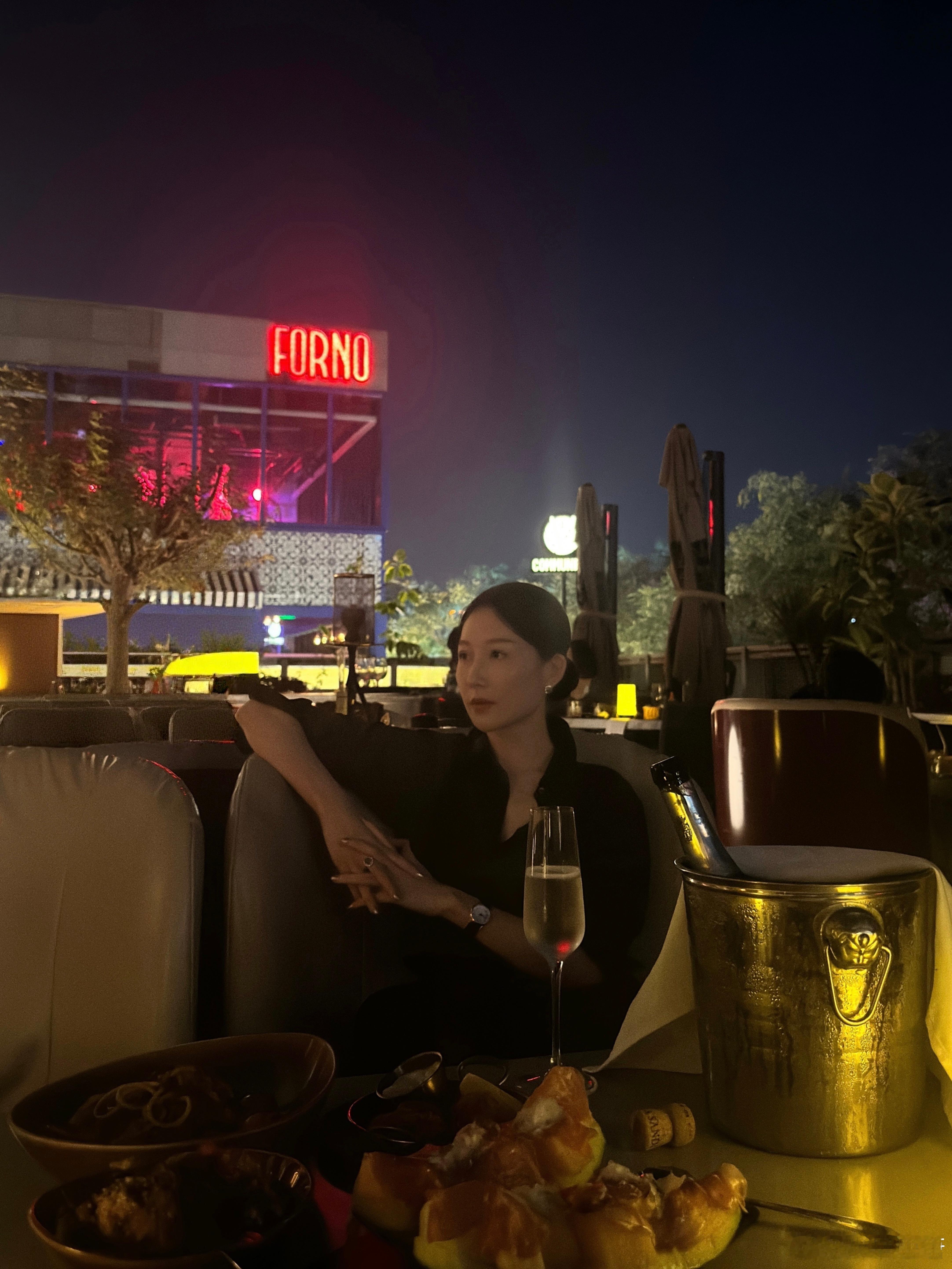 她在喝酒时 是自由的 ​​​