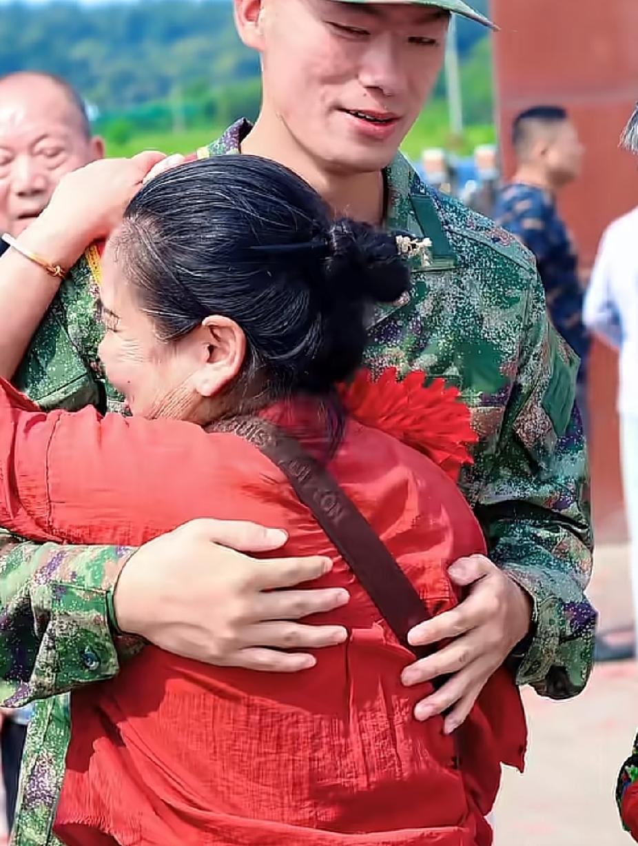 新兵欢送仪式现场，一位参军入伍的新兵小伙子，看到突然出现在眼前的一群人时，瞬间就