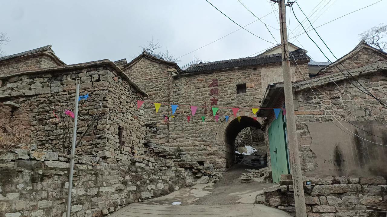 这里是河北涉县井店镇的石井沟村。从村口的过街门楼进入，石板街、石头房，满眼皆是石