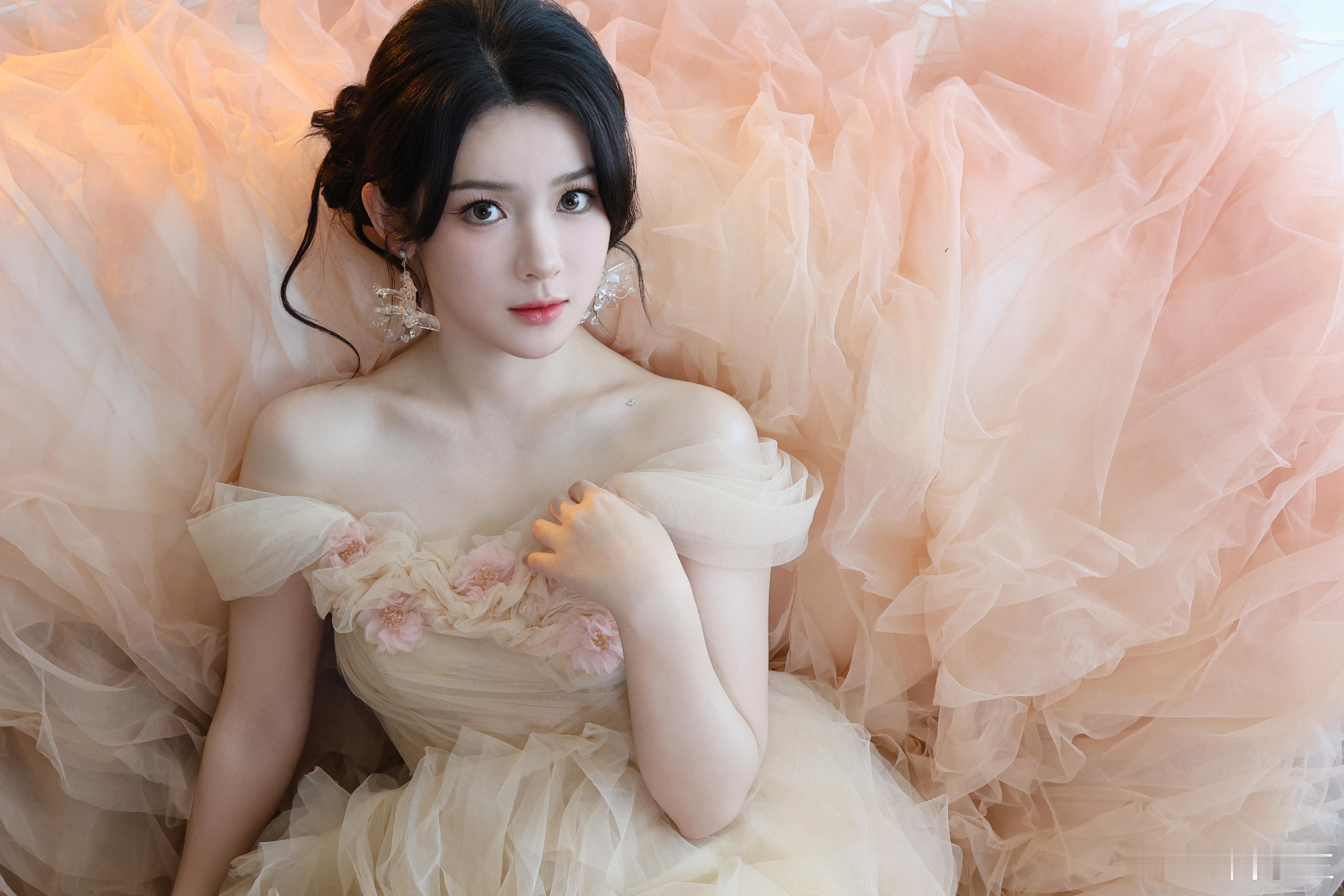 刘夕语首次走红毯大大方方的 浅粉纱裙配大方笑容，刘夕语的红毯首秀太亮眼！每一步都