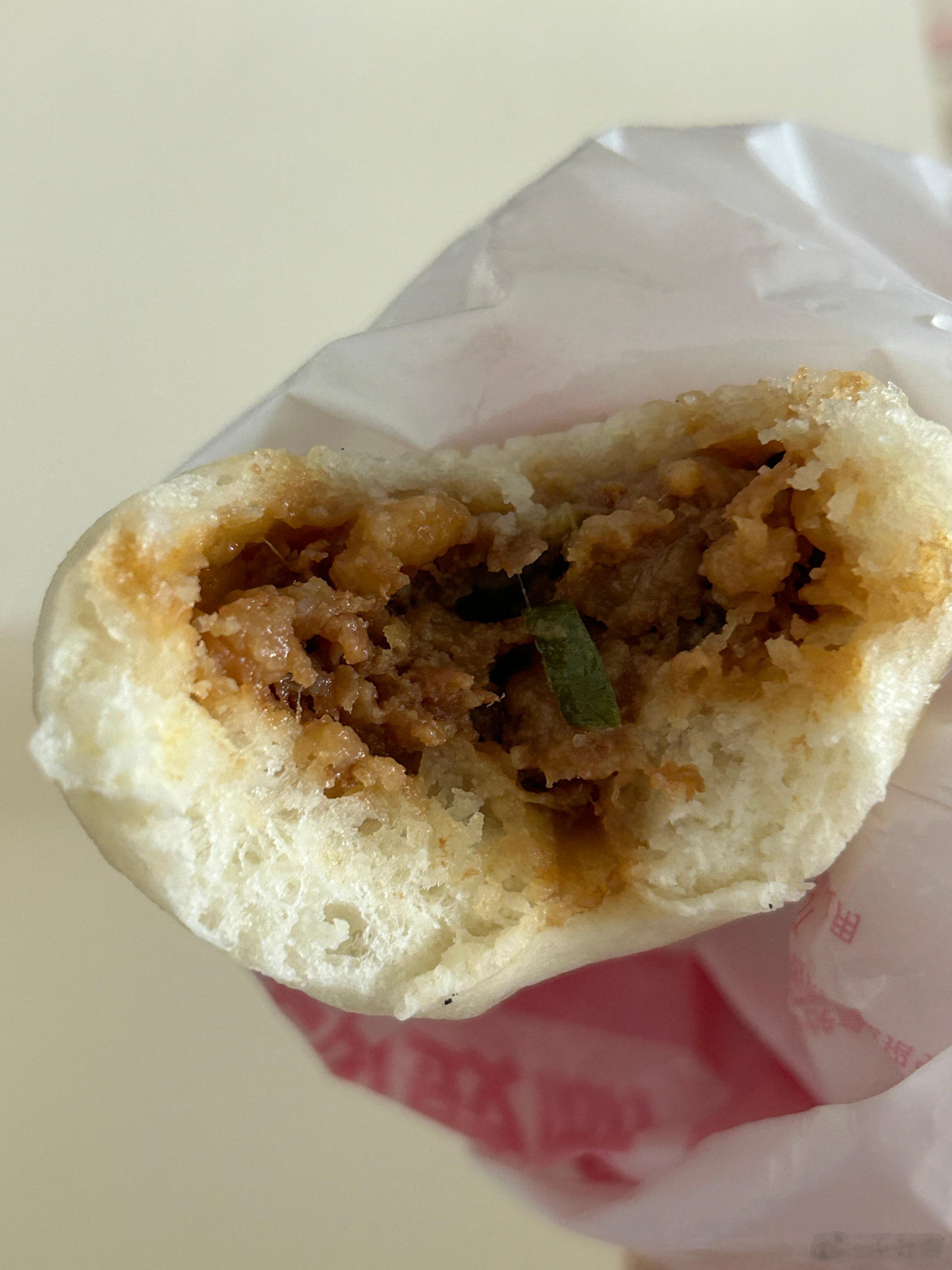 减肥第5天早餐：皮蛋瘦肉粥+小笼包午餐：鸡肉帕尼尼+一堆零食+芒果冰激凌晚餐：椒