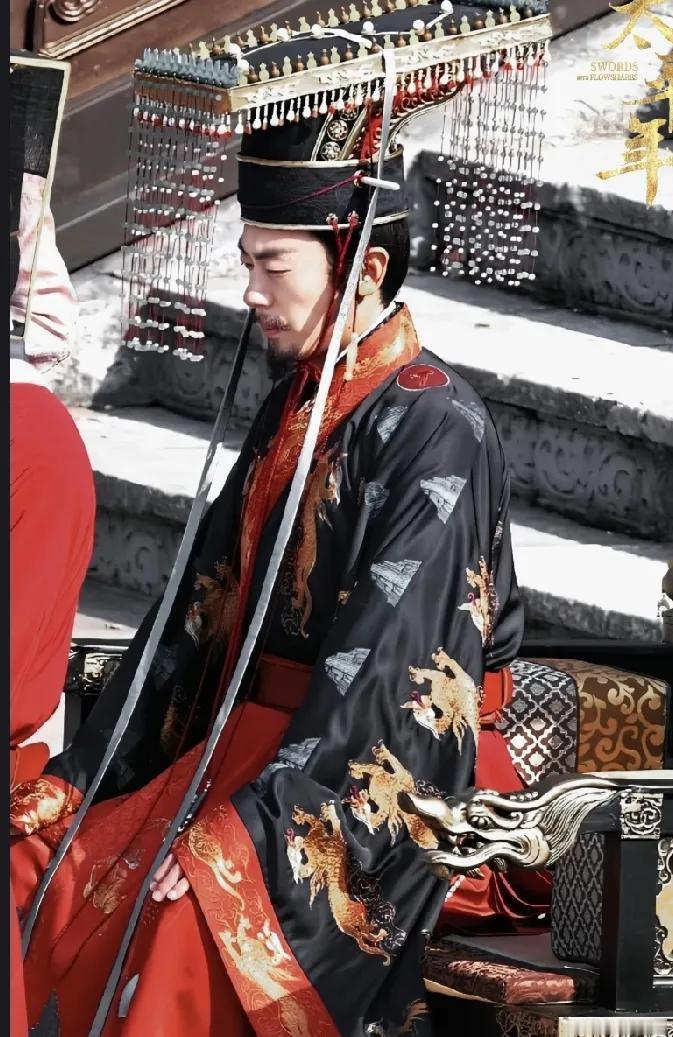 这是朱亚文演赵匡胤剧照，也是周天子龙袍吧，剧名是太平年。
妆容一出来，很多观众说