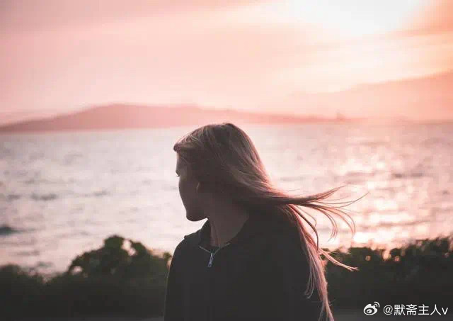 先有自我·默斋主人原创自由诗褪却履尘，足底始拥大地本真。石板烙灼，草尖浸凉，冷暖