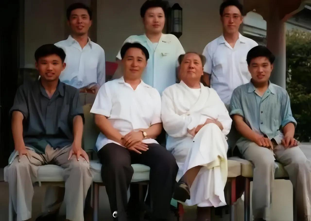 主席与工作人员两张罕见合影，照片中的主席坐姿霸气，尽显王者风范，主席为人谦逊、随
