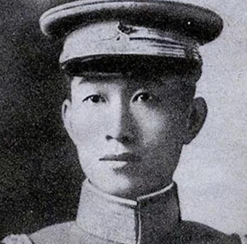 1917年冬天，一口灵柩从日本运回中国。棺中人名叫蔡锷，年仅34岁。

他的遗体