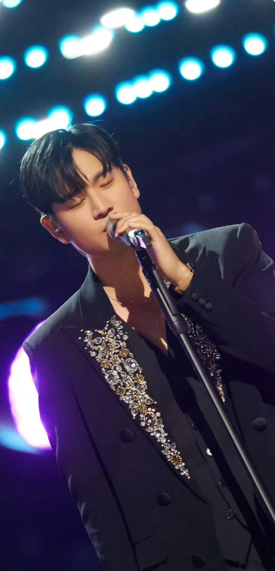 周兴哲顺产头 谁被周兴哲的顺产头戳中笑点！头发蓬松凌乱，像刚从羊水里跑出来，毫无