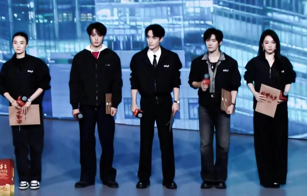 宽肩窄腰大长腿 又白又高还貌美浑身都是优点怎么办 