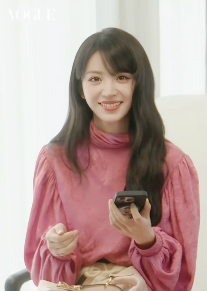 化妆的时候会听开心超人主题曲，放的时候还跟着跳了一段，太萌了薇薇…[抓狂][抓狂