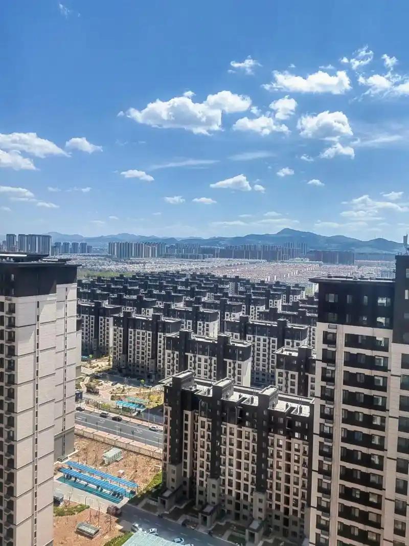 ＃家中窗外美景随手拍＃
    这么多房子，哪一套是我的？哦，原来我只是个路过的