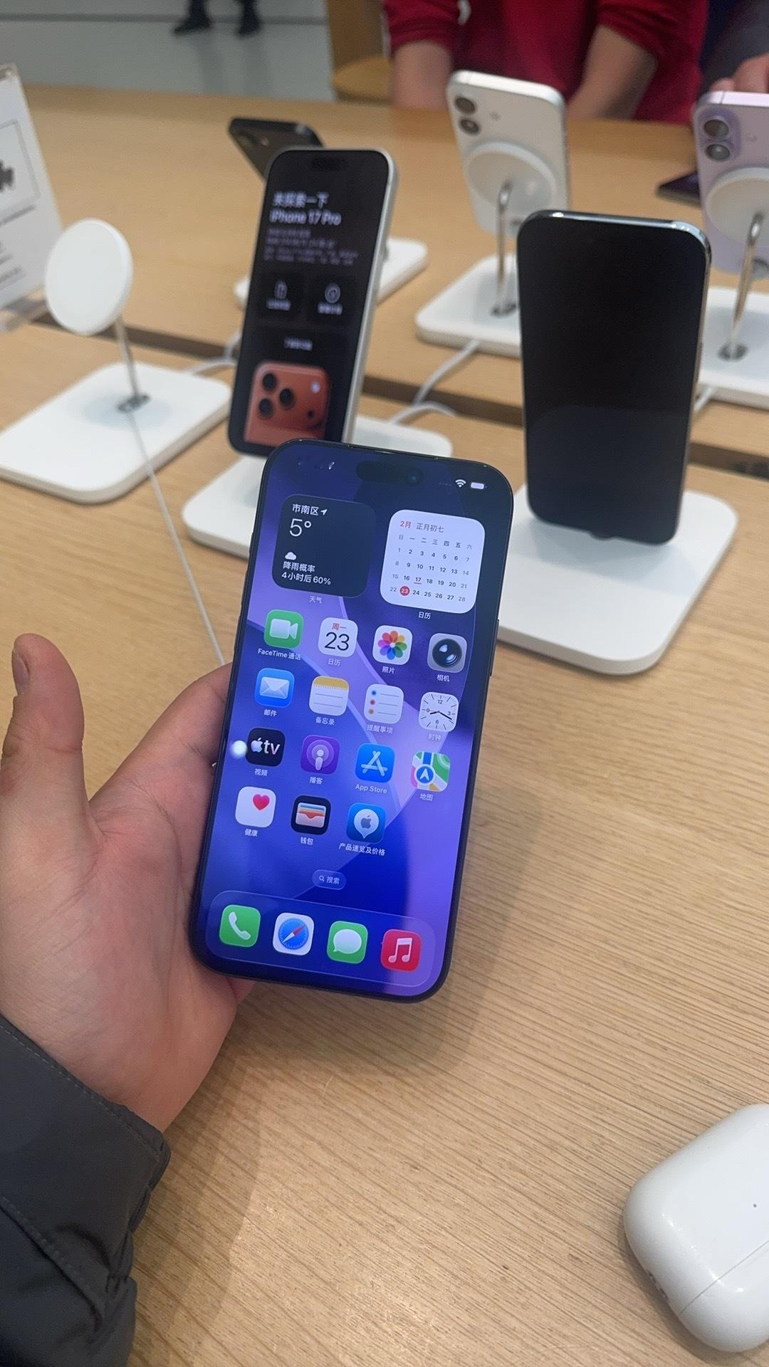 苹果这刀法越来越不讲武德了。回头让标准版用户用5年前的M12+基材，目的不就是为